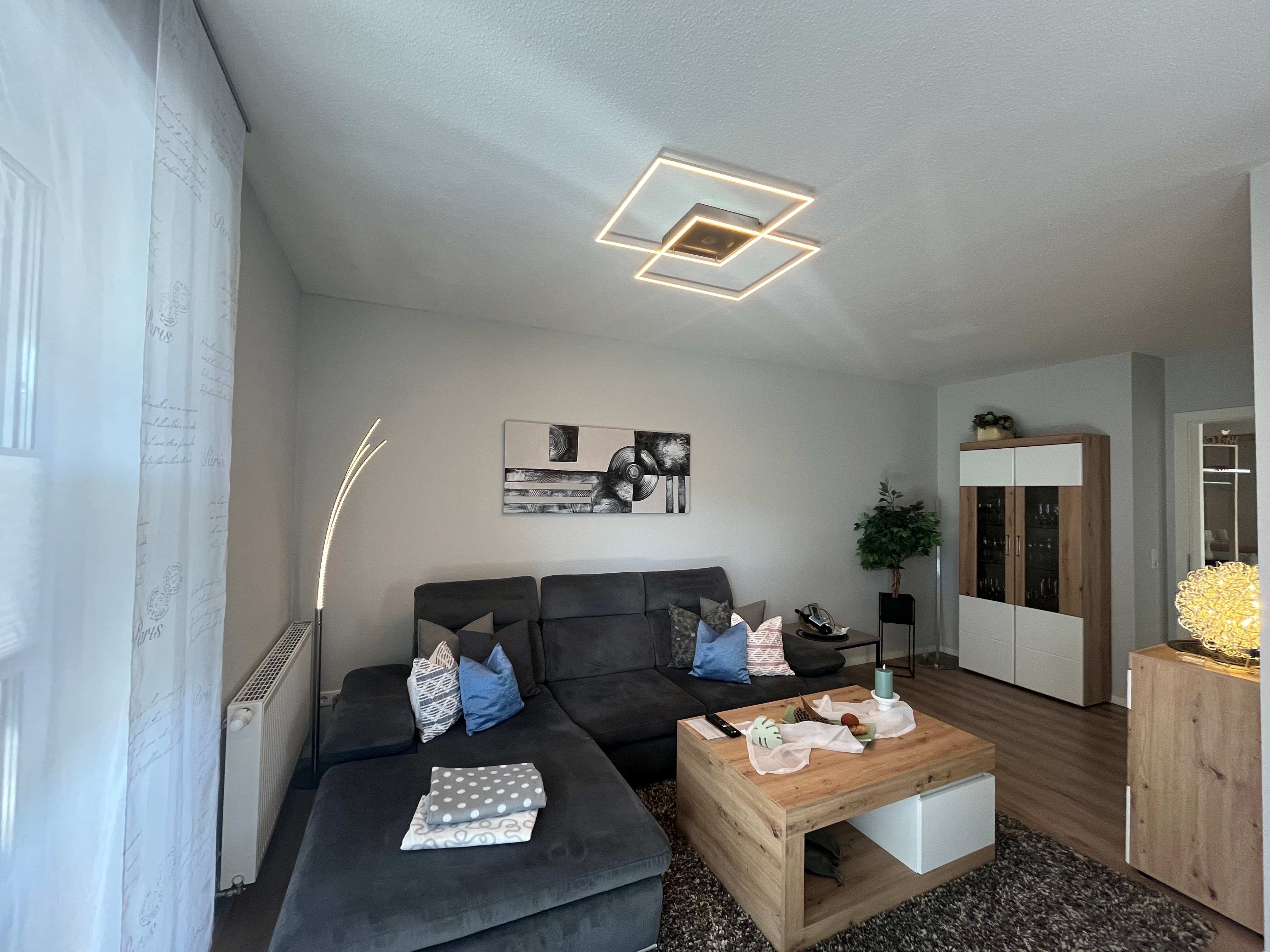Lichtdurchfluteter Wohnbereich der Ferienwohnung ELMO