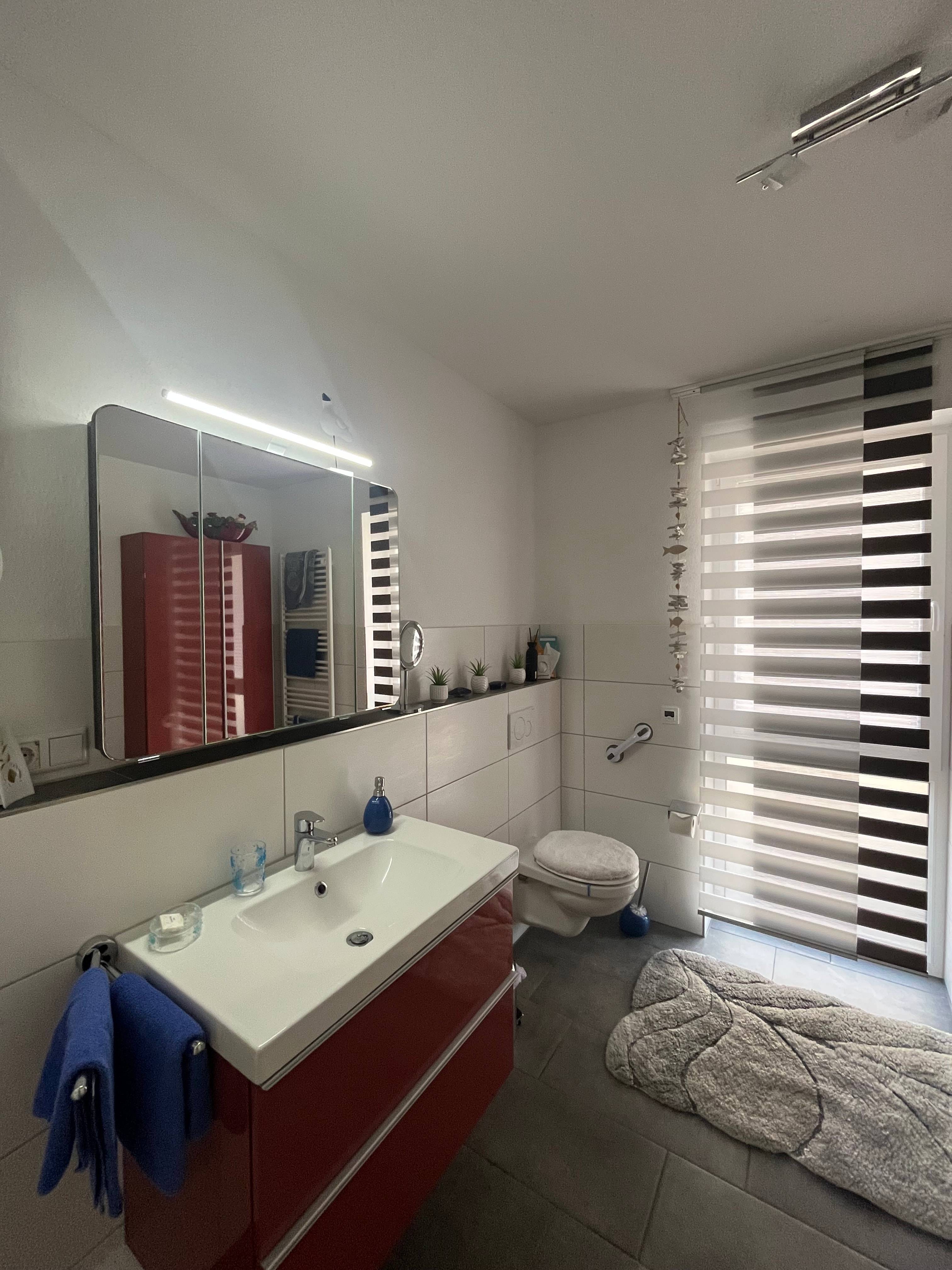 Barrierefreies Badezimmer mit ebenerdiger Dusche
