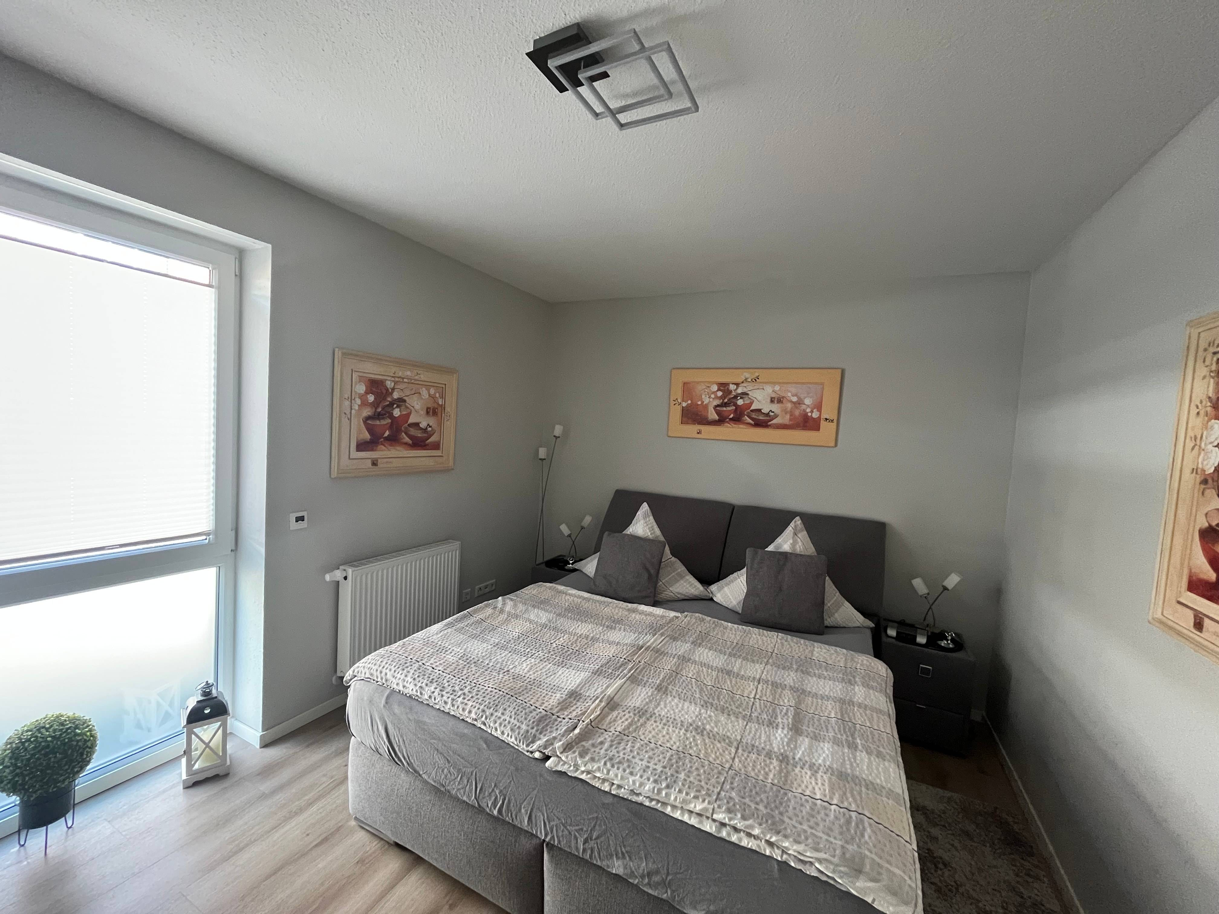 Schlafzimmer mit Boxspringbett